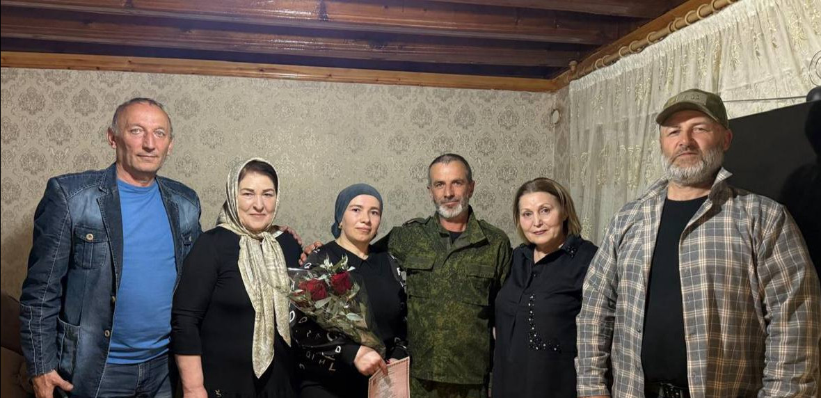 Торжественное вручение свидетельства о заключении брака участнику СВО